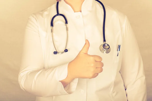 Vrouw arts een achtergrond in kleur. Selectieve aandacht. Toned — Stockfoto
