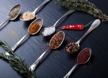 Baharat siyah bir backgr üzerinde farklı tipteki eski metal kaşık