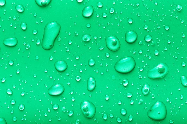 Wassertropfen auf einem farbigen Hintergrund. Grün. gemildert — Stockfoto