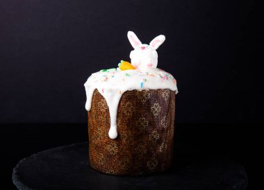 Ev yapımı geleneksel Paskalya kek koyu arka plan üzerine