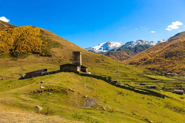 View of the village of Ushguli in a beautiful autumn landscape w — Stock Photo, Image