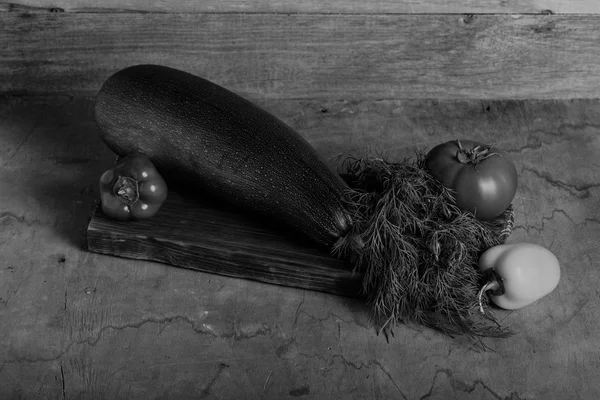Świeże warzywa na drewniany spalił tekstury rustykalne dla zadumany — Zdjęcie stockowe