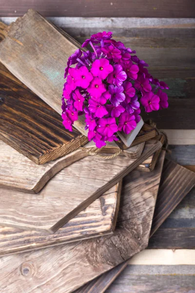 Цветок на неровной деревянной доске. Сельская текстура для bac — стоковое фото