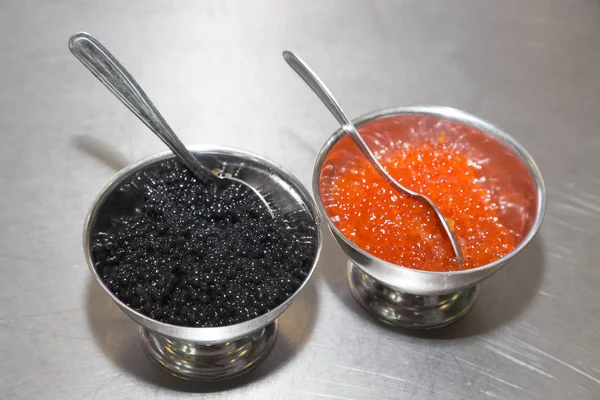 Apéritif de caviar sur une table en métal de la cuisine du restaurant. Sele — Photo