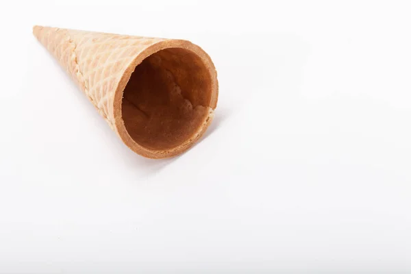 흰색 bac에 고립 된 아이스크림에 대 한 빈 설탕 와플 콘 — 스톡 사진