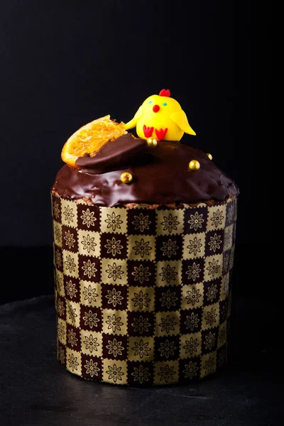 Domácí tradiční velikonoční dort na tmavém pozadí — Stock fotografie