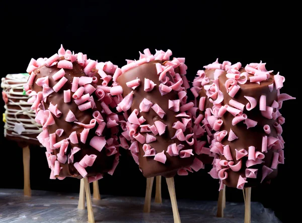 Los postres caseros minúsculos - el plátano en el chocolate para el abedul infantil —  Fotos de Stock