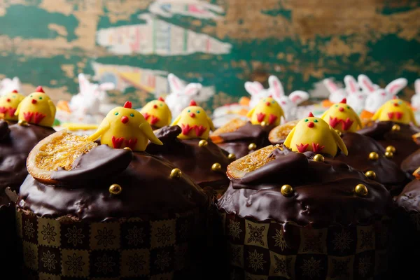 Domácí tradiční velikonoční dort na dřevěné pozadí — Stock fotografie