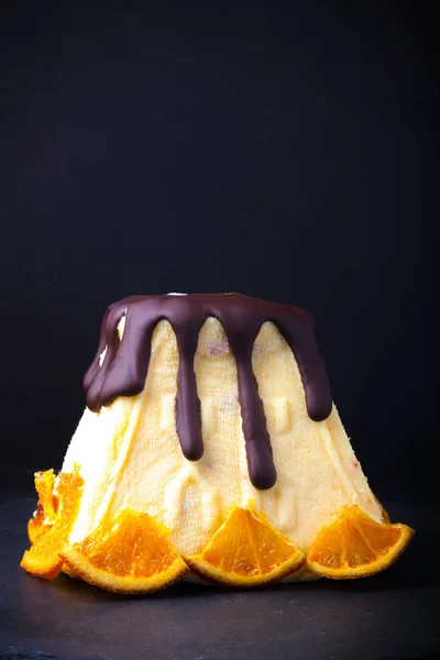 Postre de cuajada de Pascua Paskha en el fondo negro. Tonificado — Foto de Stock