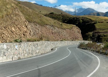 Güzel sonbahar dağ manzarası Georgi üzerinde yol serpantin