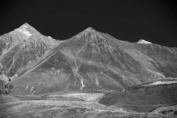 Wunderschöne herbstliche Berglandschaft in Georgien. gemildert — Stockfoto