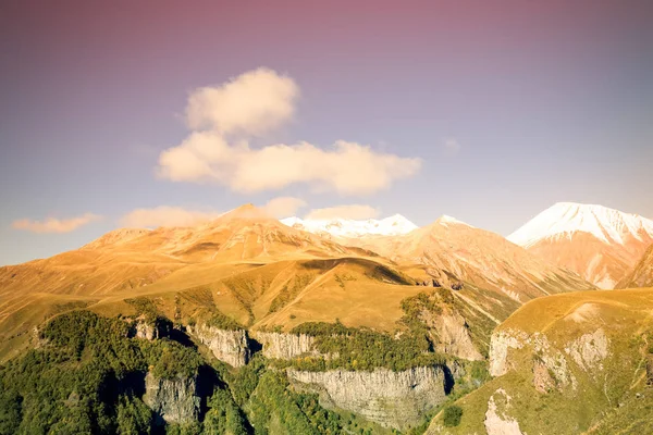 Hermoso paisaje de montaña de otoño en Georgia. Tonificado —  Fotos de Stock