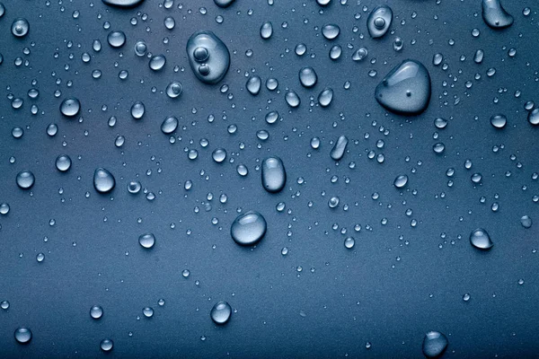 Gotas de agua sobre un fondo de color. Gris. Tonificado —  Fotos de Stock