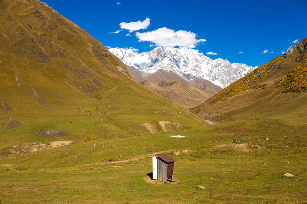 Старый и красивый осенний горный пейзаж в Сванетии. Георг
