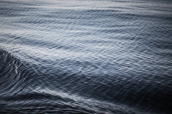 Superficie de agua de mar azul. Tonificado — Foto de Stock