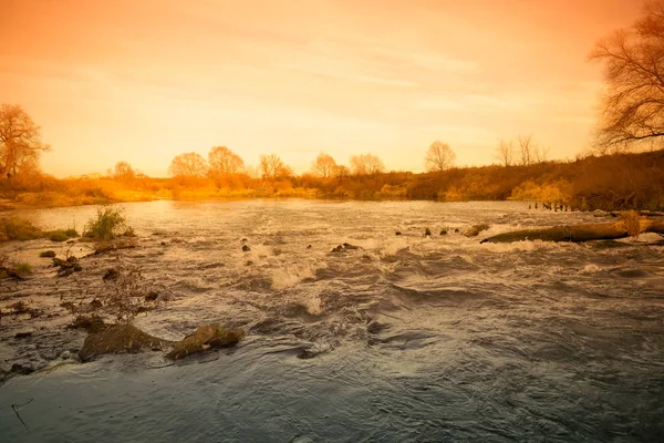 Krásný pohled na bouřlivé řeky na podzim. Tónovaný — Stock fotografie