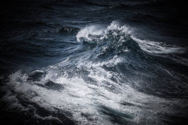 İzlanda'nın güneyinde fırtınalı soğuk deniz dalgaları. Tonda