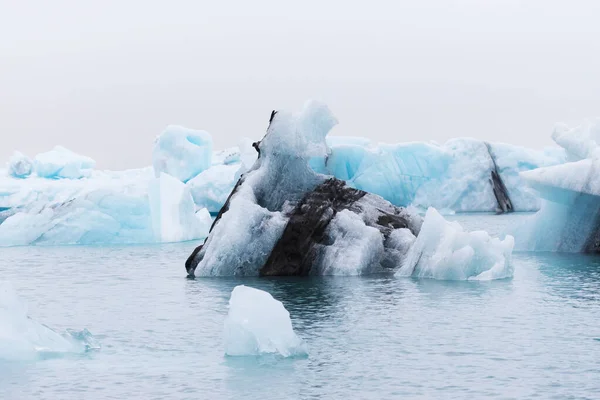 Ledovce jokulsarlon lagoon na jihu Islandu. Tónovaný — Stock fotografie