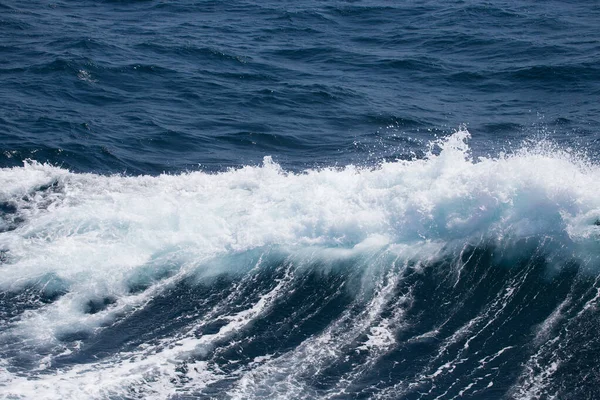 Vagues de mer froide orageuse au sud de l'Islande — Photo