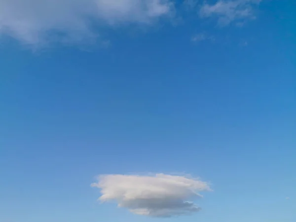 Hermosas nubes blancas sobre el fondo natural del cielo azul —  Fotos de Stock