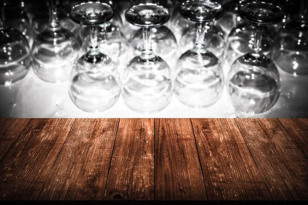 Hodně skleniček na víno. Pohled z dřevěného stolu. Koláž. Izolované — Stock fotografie