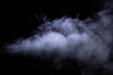 Siyah arka planda duman jeti. Seçici odaklama