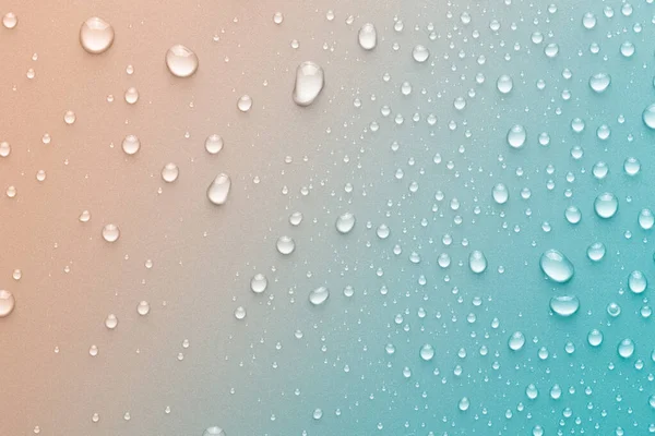 Gotas de água em um fundo a cores — Fotografia de Stock