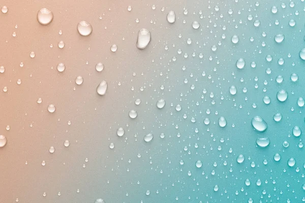 Wassertropfen auf einem farbigen Hintergrund — Stockfoto