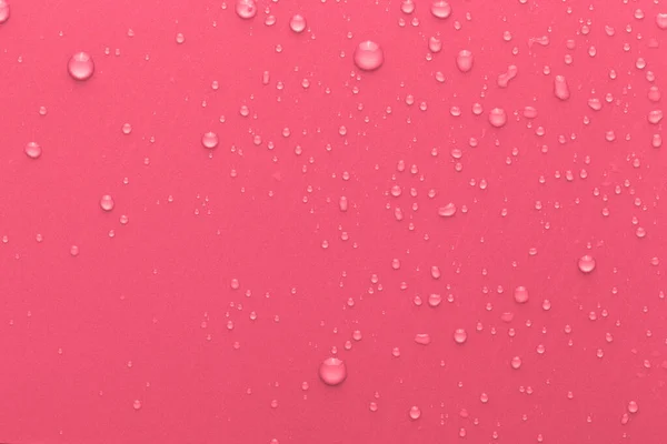 Gotas de água em um fundo a cores — Fotografia de Stock