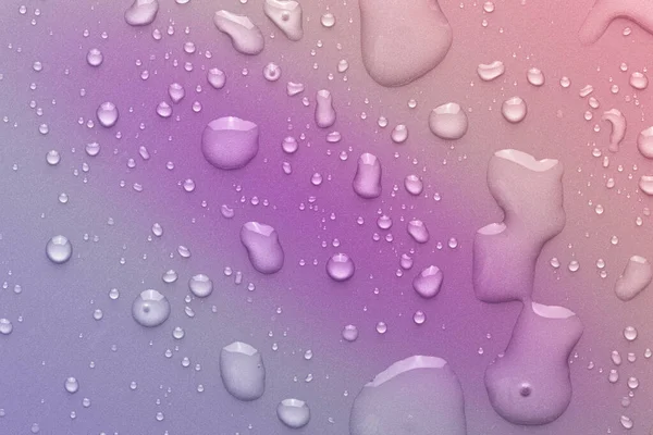 Gotas de agua sobre un fondo de color — Foto de Stock