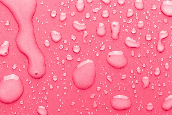 Gotas de agua sobre un fondo de color . — Foto de Stock