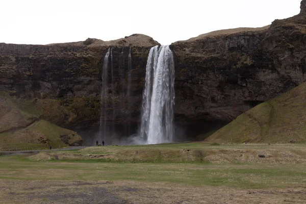 Знаменитий Ісландія водоспади з чистою водою на кам'янистих скелястих МО — стокове фото