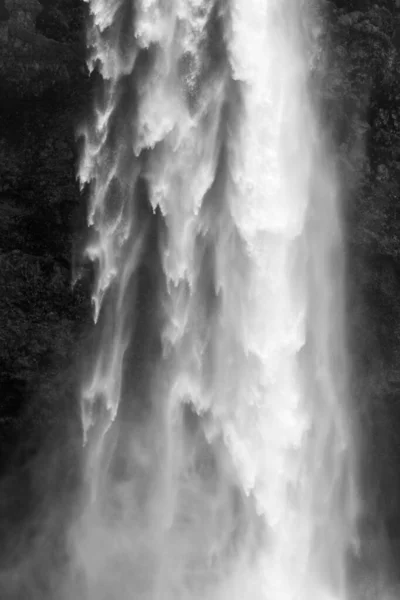 Slavný islandský vodopád je vybaven čistou vodou na kamenitém skalnatém — Stock fotografie