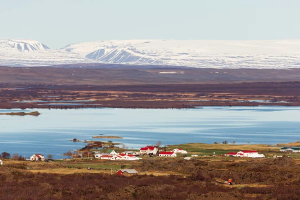 看看冰岛的小城镇和雪山 — 图库照片
