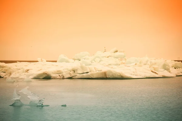 Iceberg lagoa jokulsarlon no sul da Islândia. Tonificado — Fotografia de Stock