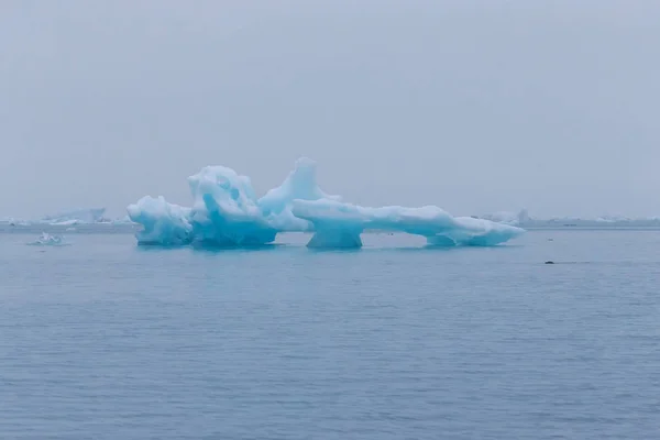 Bizarre ijsschotsen van Iceberg lagune jokulsarlon ten zuiden van — Stockfoto