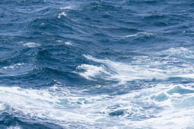 İzlanda'nın güneyinde fırtınalı soğuk deniz dalgaları