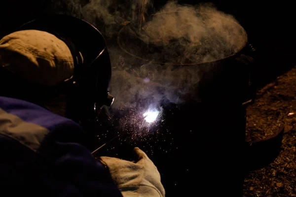 Un saldatore esperto al lavoro. Processo di preparazione e saldatura — Foto Stock