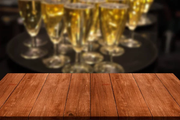多くのワイングラス木製のテーブルからの眺め。コラージュ — ストック写真
