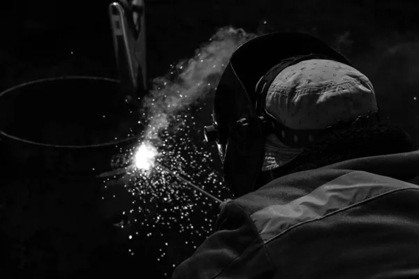 An experienced welder at work. Preparation and welding process o — Stock Photo, Image