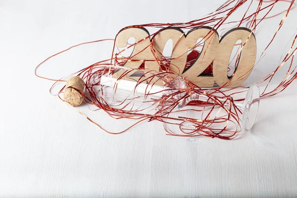 Composición año nuevo con figuras de madera 2020 —  Fotos de Stock
