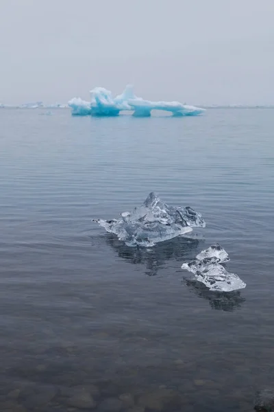 Bizarre Eisschollen der Eisberglagune jokulsarlon im Süden von — Stockfoto