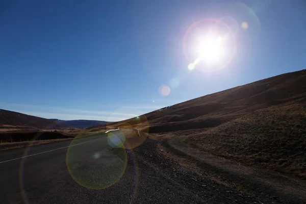 İzlanda 'nın sakin bir bahar manzarasında yol — Stok fotoğraf