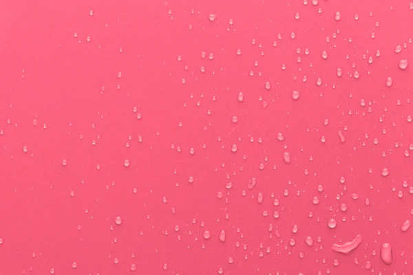 Gotas de água em um fundo a cores — Fotografia de Stock