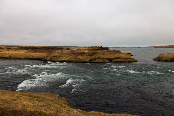 Ποταμός και γρασίδι σε ένα δραματικό τοπίο της Ισλανδίας — Φωτογραφία Αρχείου