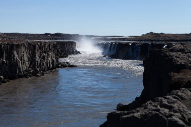 Taşlı, kayalık, sakin İzlanda ilkbahar manzarası.