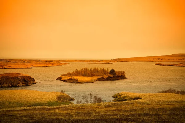 Fluss und verkümmertes Gras auf einer dramatischen Landschaft von Island. Ton — Stockfoto