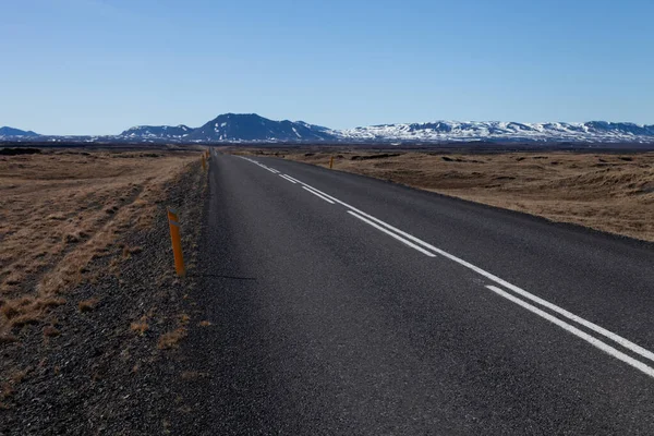 Road on a calm deserted spring landscape of Iceland. — Stock Photo, Image