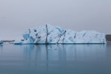 Iceberg 'in güneyindeki Jokulsarlon gölünün tuhaf buz kütleleri. 