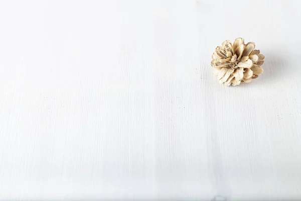 Cone branco em uma mesa de madeira leve de composição de Ano Novo — Fotografia de Stock